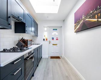 Cosy 1 Bed apartment with FREE PARKING close to Underground station zone 2 for quick access to Central London up to 5 guests - London - Kitchen