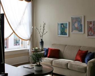 Apt. G above G Gallery & Glass Studio in a beautiful 1890 historic building - Guthrie - Living room