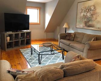 Huge January February Special At The Luxury Log Home !!! - Waupaca - Вітальня