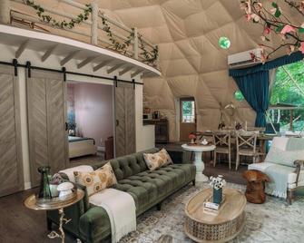 Magical Dome Perfect for Families & Groups-Hot Tub-Kid Friendly-Firepit -Private - Nelsonville - Sala de estar