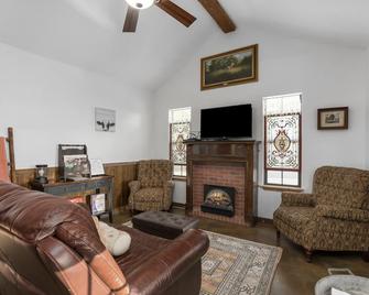 Pet Friendly! Hot Tub, 2mins from Main, Fire Pit - Fredericksburg - Living room