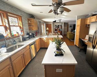 Private 5-Acre Escape | Pool, Lake & Gardens - Bristol - Kitchen
