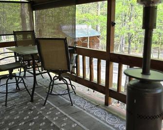 The True Eagle Cabin - Mena - Balcony