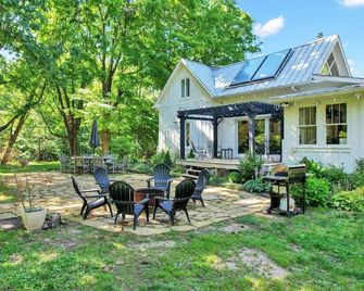 Forest Retreat: Poolside Bliss Close to Campus - Sewanee - Patio