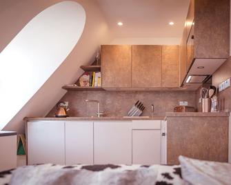 Artist's Loft - Stylish 1-Bed Just 5 Mins Stroll From The Beach - St. Leonards-on-Sea - Kitchen