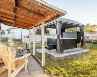 Modern 3-bedroom apartment with spa & jacuzzi, free parking & beautiful view - Saint-Jean-sur-Richelieu - Patio