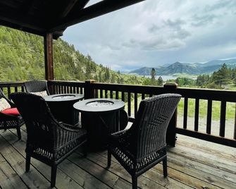 4 bed 3 bath cabin at Holter Lake by Wolf creek Craig. Fishing, pool table, fun! - Wolf Creek - Balcony