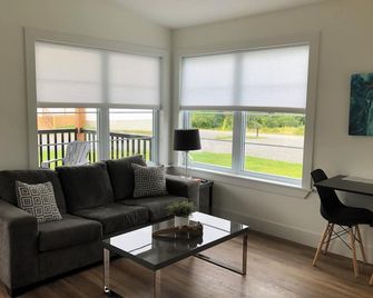 Cheerful 3 Bedroom Cottage with Views of the Caves and private Hot tub - Saint Martins - Living room