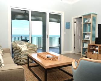 'Turtle Haven' Direct Ocean Front 5th floor Condo on Cinnamon Beach. Unit 553 - Palm Coast - Living room