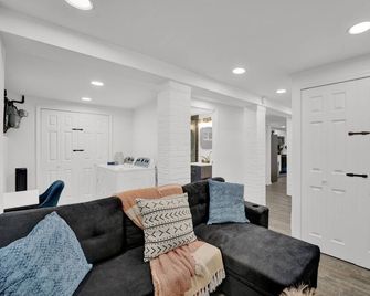 Cozy Garden 1Bed Apt, Lincoln Park - Jersey City - Living room