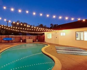 Spa, Beaches, Wine Country: Santa Barbara Coastal Escape for Friends and Family - Schoener - Zwembad