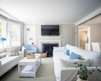 Norwalk Retreat - Norwalk - Living room