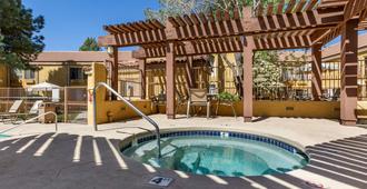 Best Western Airport Albuquerque Innsuites Hotel & Suites - Albuquerque - Pool