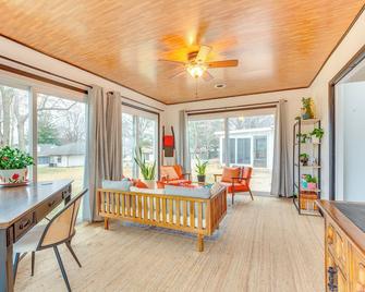 13 Mi to Arrowhead Stadium Blue Springs Home! - Blue Springs - Living room