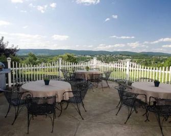 Host Inn an All Suites Hotel - Wilkes-Barre - Varanda
