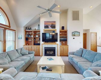 Waterfront home with private hot tub, sound access, fireplace & pool - Avon - Pokój dzienny