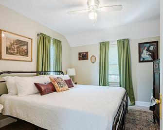 Rachel's Private Hideaway with king bed, kitchen, laundry, parking and big yard - Toledo - Bedroom