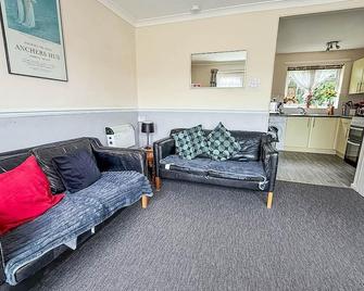 7 berth chalet in Hemsby in Norfolk by the beautiful golden beach ref 18165B - Great Yarmouth - Living room