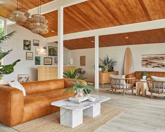 The June Motel - Sauble Beach - Living room