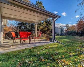 Vineyard Gypsy - kitchen, gas fireplace, hot tub, queen beds - Milton-Freewater - Patio