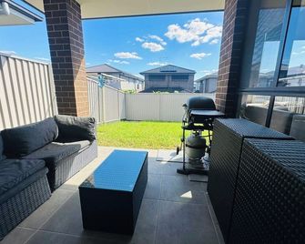 Sydney Stay - 5 Bedroom with AC, Study and TVs - West Hoxton - Balcony