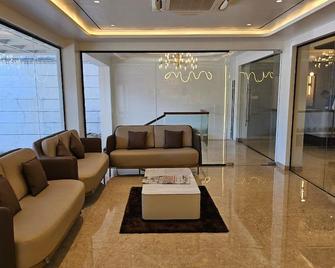 Mount Manor - Madrás - Recepción