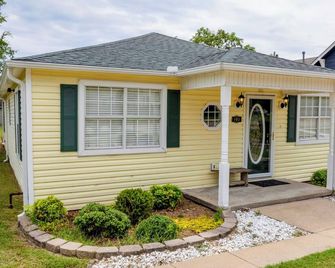 Goldfinch Guesthouse: Charming Family Home Near Lake & Downtown Claremore - Claremore - Gebäude