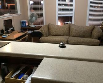 Budget Inn - Scottsboro - Living room