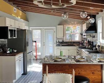 “Lovely” Bungalow near downtown Quincy! - Quincy