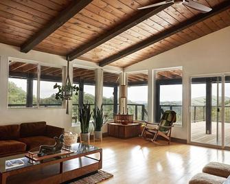 40 acre Escape in the Wooded Mountains - Santa Maria - Living room