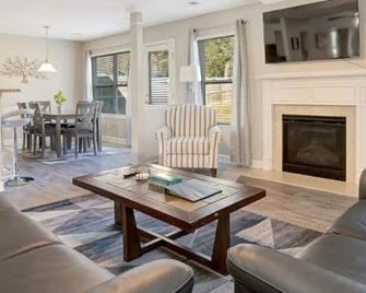 Large Group Haven - Entire Home Close to LightRail - Charlotte - Sala de estar