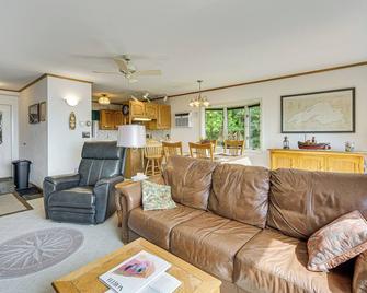 15 Mi to Duluth Lake Superior Beachfront Home! - Duluth - Sala de estar