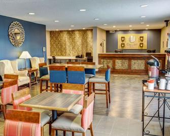 Comfort Inn and Suites North Greenfield - Greenfield - Dining room