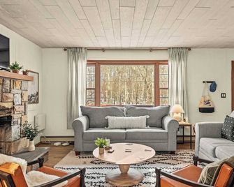 The Pines Cozy Arrowhead Lake Escape With Pools and Outdoor Adventures - Pocono Pines - Living room