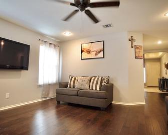 Clean & Cozy Home for BMT Graduation 2 miles away from Lackland Air Force Base - San Antonio - Living room