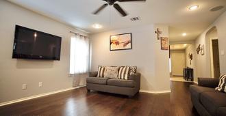 Perfect Home for BMT Graduation just 2 miles away from Lackland Air Force Base - San Antonio - Living room