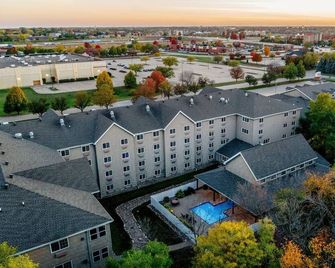 Family-Friendly Stay w/ Indoor Pool Access | 7 mi to Clive Aquatic Center - Johnston - Budova