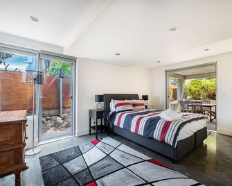 Family-Friendly, Pool, Wi-Fi - Avoca Beach - Bedroom