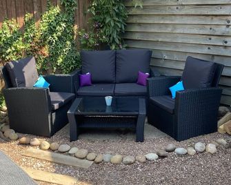 1 Bed Flat - Sleeps 4 - Garden - Parking - Wifi - Ottery St. Mary - Patio