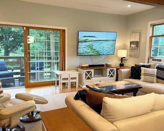 Spacious Farmhouse on Davis Stream to Damariscotta Lake with 5 bedrooms - Jefferson - Sala de estar