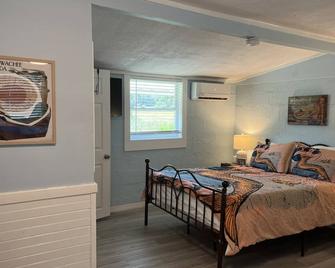 Neptune's Grotto Waterfront Retreat - Spring Hill - Bedroom