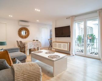 Lovely Apartment In Torremolinos - Torremolinos - Sala de estar