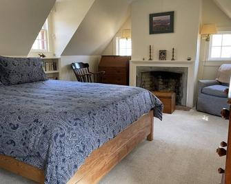 Charming idyllic farmhouse minutes to Great Barrington MA and Salisbury CT - Egremont - Bedroom