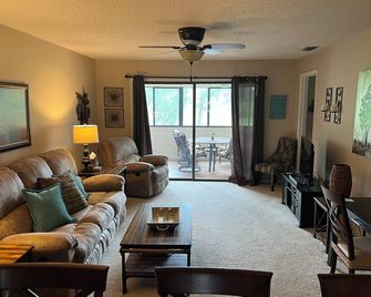 Southern Comfort - Beautiful and spacious 2/2 condo - pool and nature view! - Mulberry - Living room