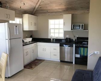 Cottage At Dean's Blue Hole - Walking Distance To The Blue Hole! - Clarence Town - Cocina