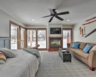 Pet-Friendly Retreat with Deck Steps to Marina! - Wabasha - Bedroom
