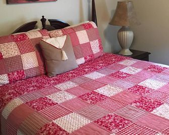 Beautiful Log Cottage Located Along Pine Creek - Wellsboro - Bedroom