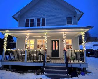 Experience Philipsburg in a beautiful 4-bedroom home right in the heart of town! - Philipsburg - Edificio