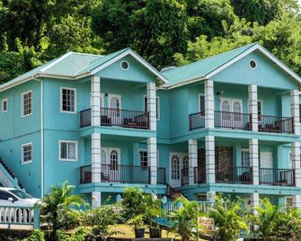 Golden Palms Apartment - Modern, spacious, self-contained single Apartment - Kingstown - Building