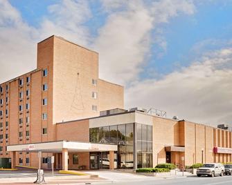 Ramada by Wyndham Marquette - Marquette - Building